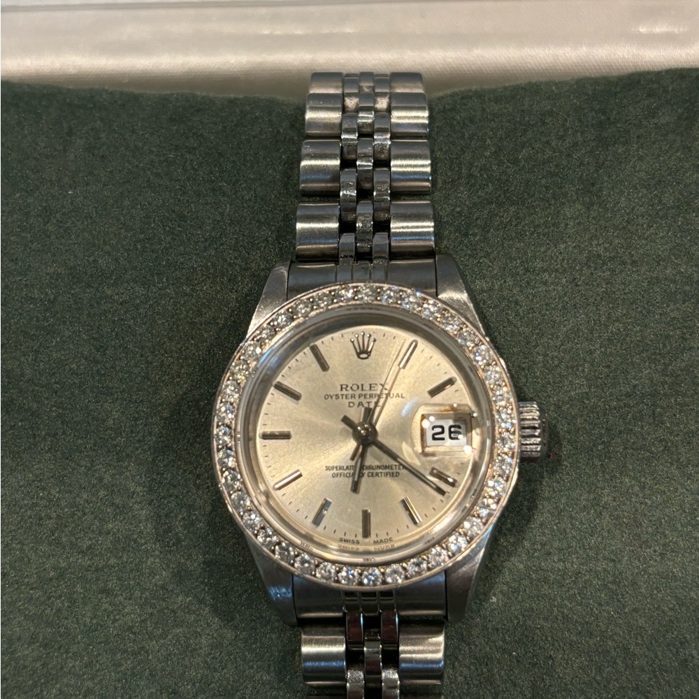 Rolex Silver Luxury Timepiece with Stainless Steel Band - Picture 9 of 10